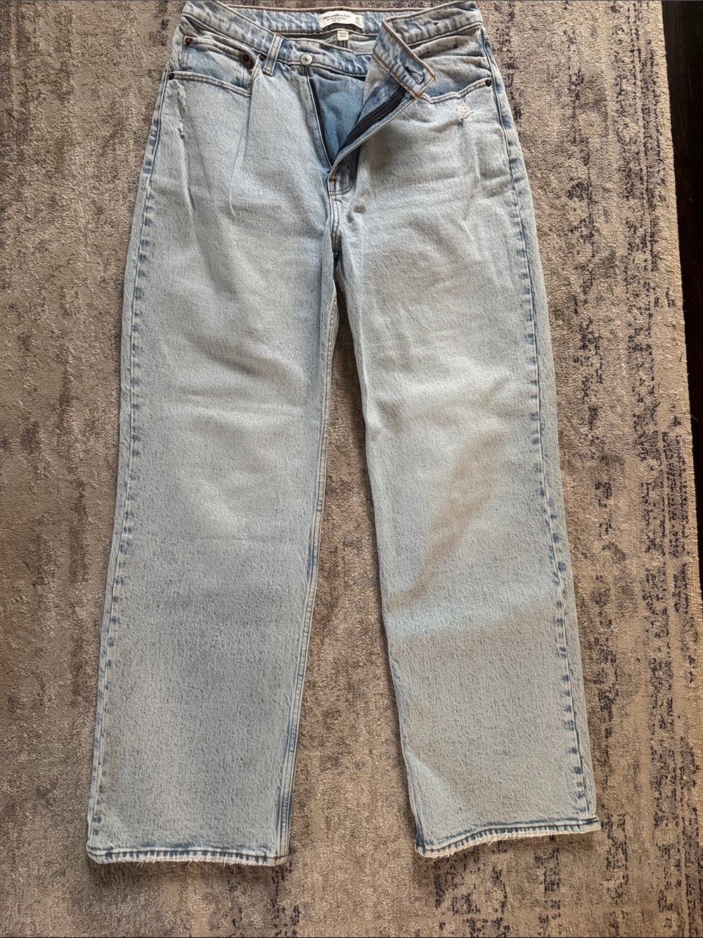 Abercrombie and Fitch The 90s Relaxed High Rise Curve Love Light Blue Jeans